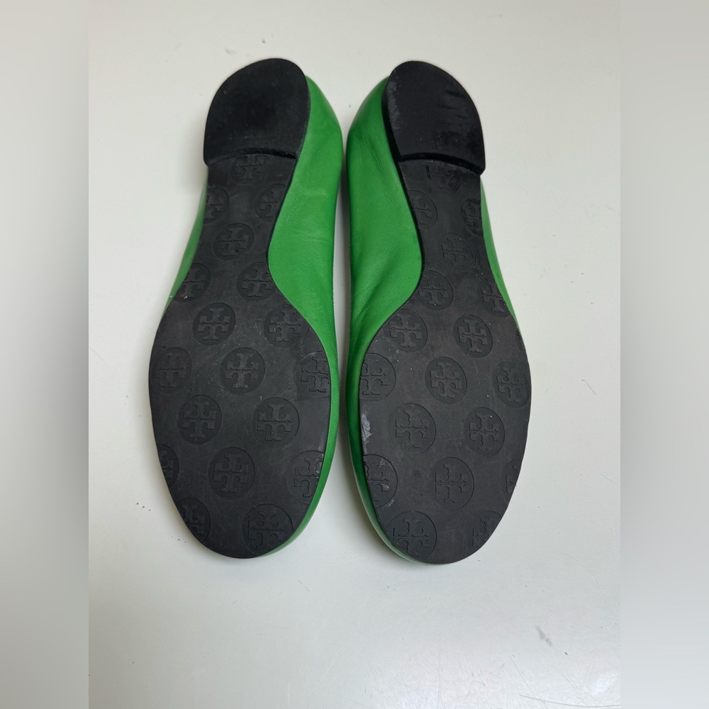 Tory Burch Bright Green Logo Ballet Flats with Gold Medallion - Picture 4 of 7